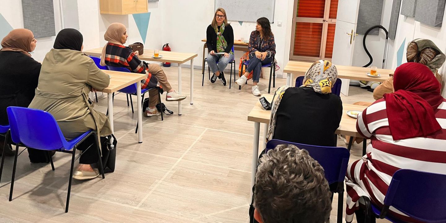 Bildet viser en forsamling i et klasserom