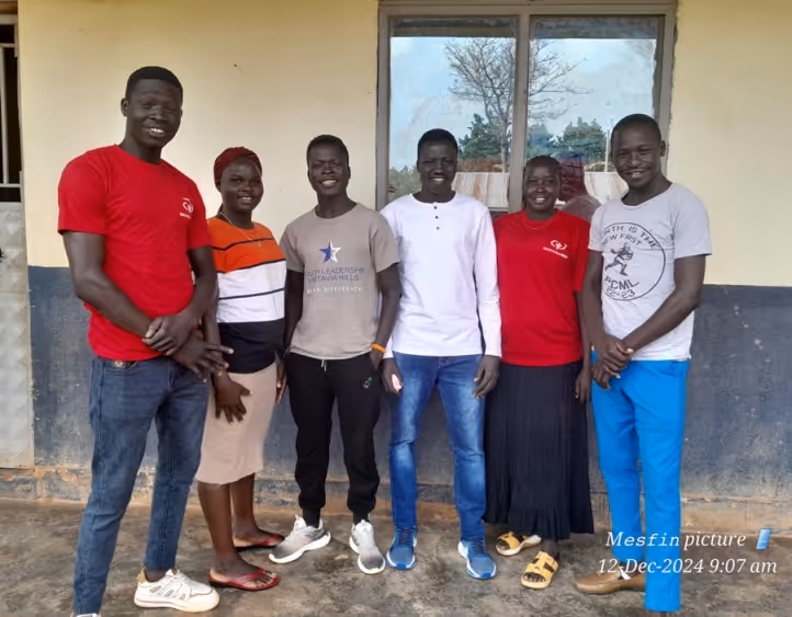 Bildet viser de seks studentene ved skolen i Uganda