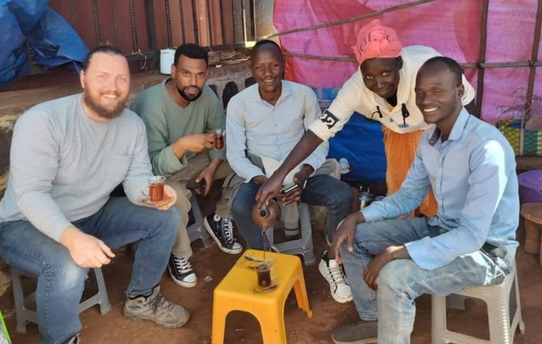 Bildet viser fem personer under en te-pause