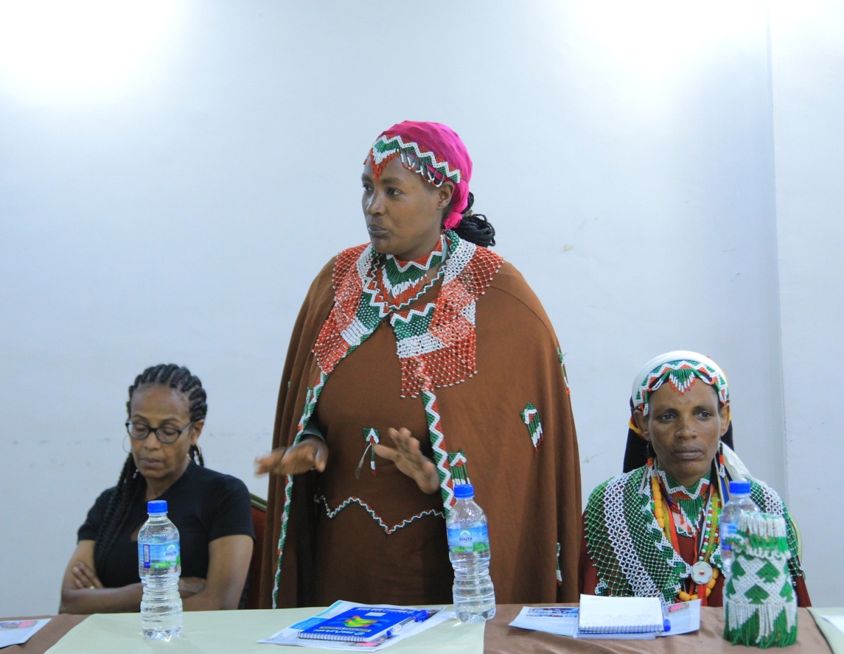 Bildet viser Hade Sinquee Martha kledd i trandisjonelle klær