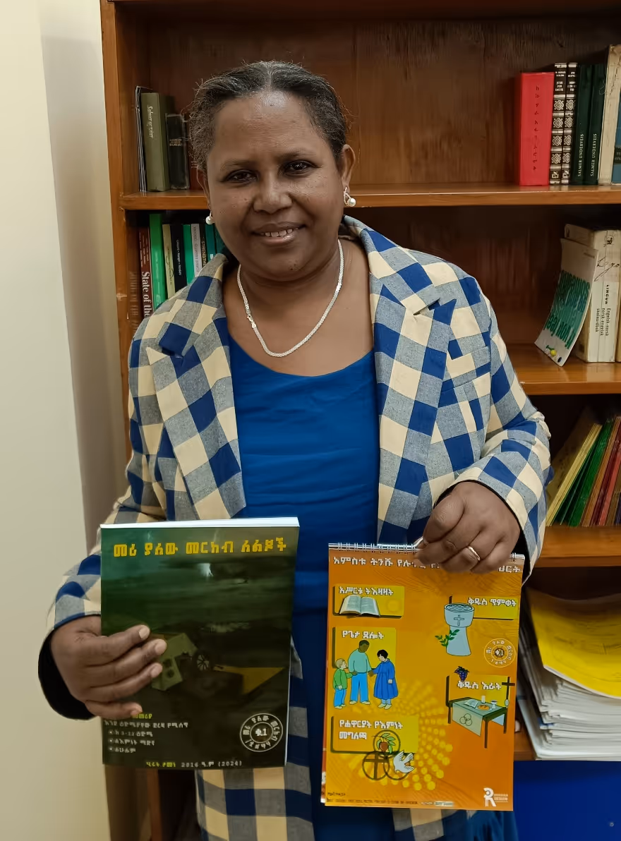 Bildet viser Hirut med sine to bøkene hun har skrevet