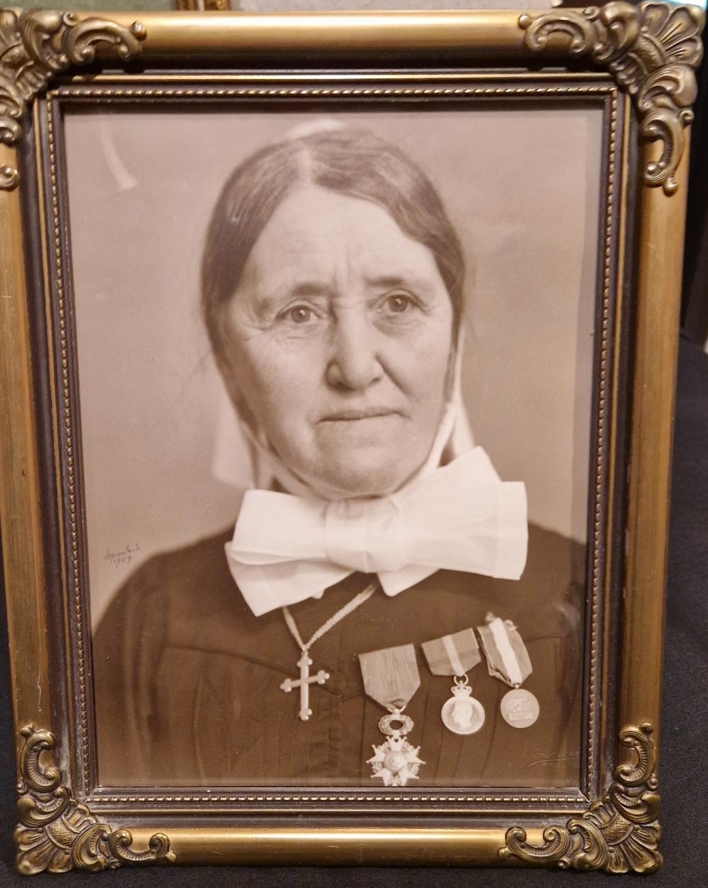 Bildet viser Sina Løken i diakonissedrakt