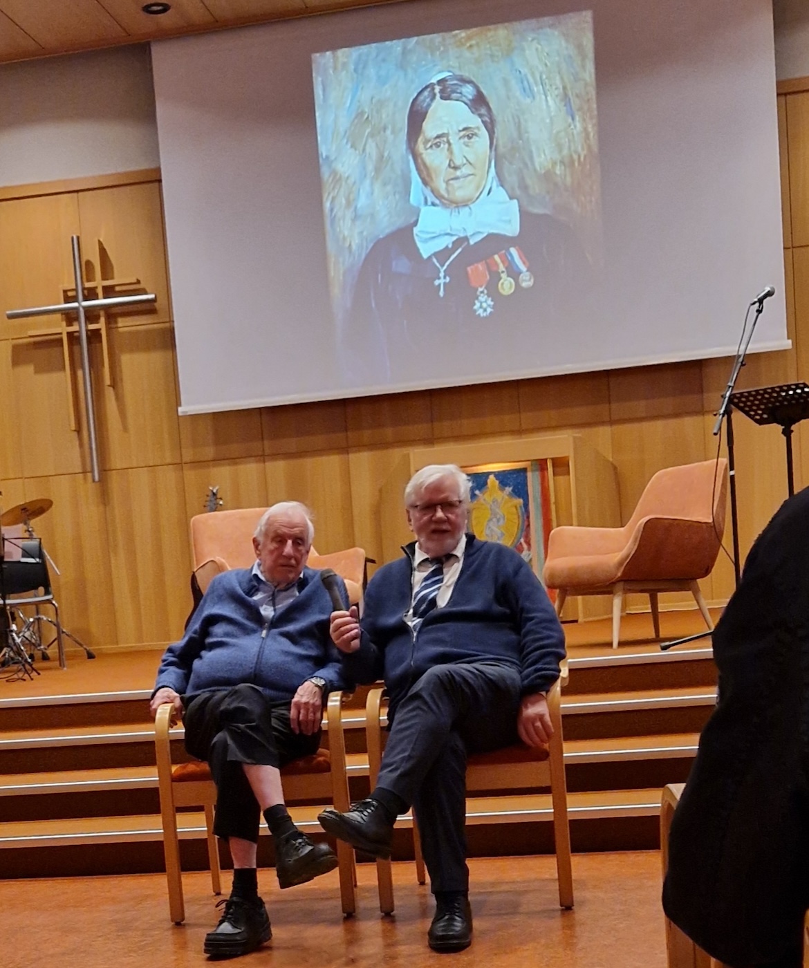 Bildet viser to personer sittende på hver sin stol