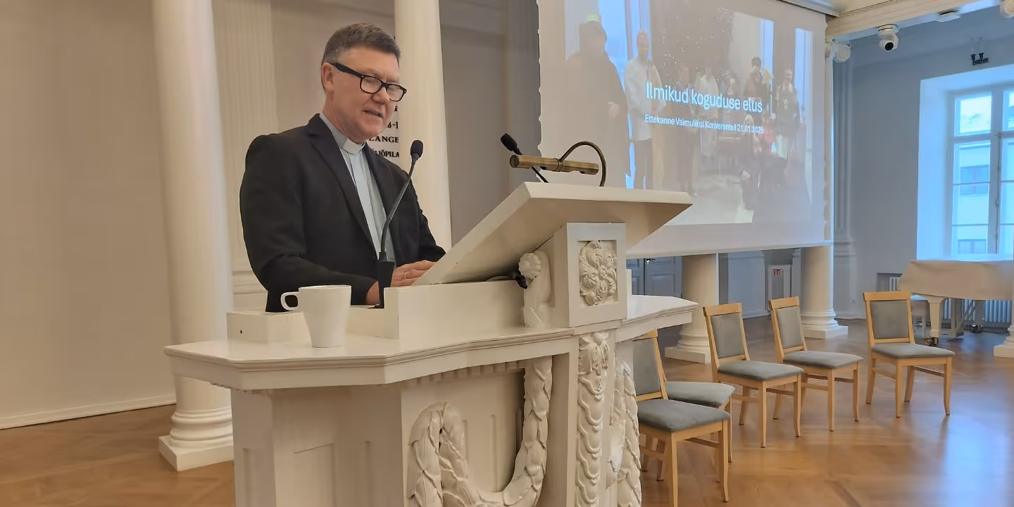 Bildet viser Estland-misjonær Magne Mølster på en talerstol