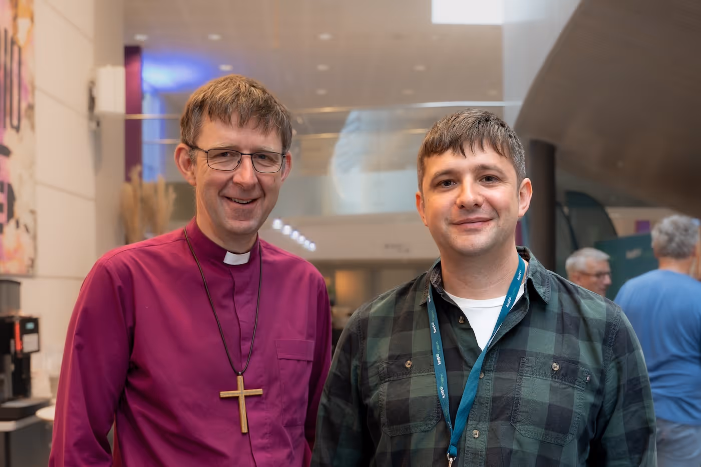 Bildet viser Biskop Rob Saner-Haigh til venstre, sammen med en annen person