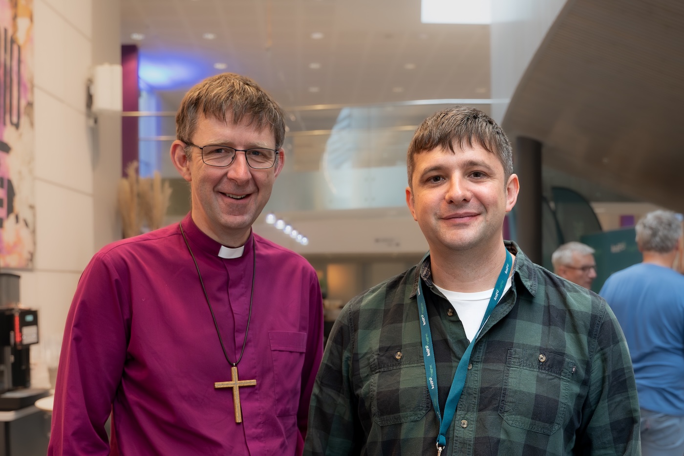Bildet viser Biskop Rob Saner-Haigh til venstre, sammen med en annen person