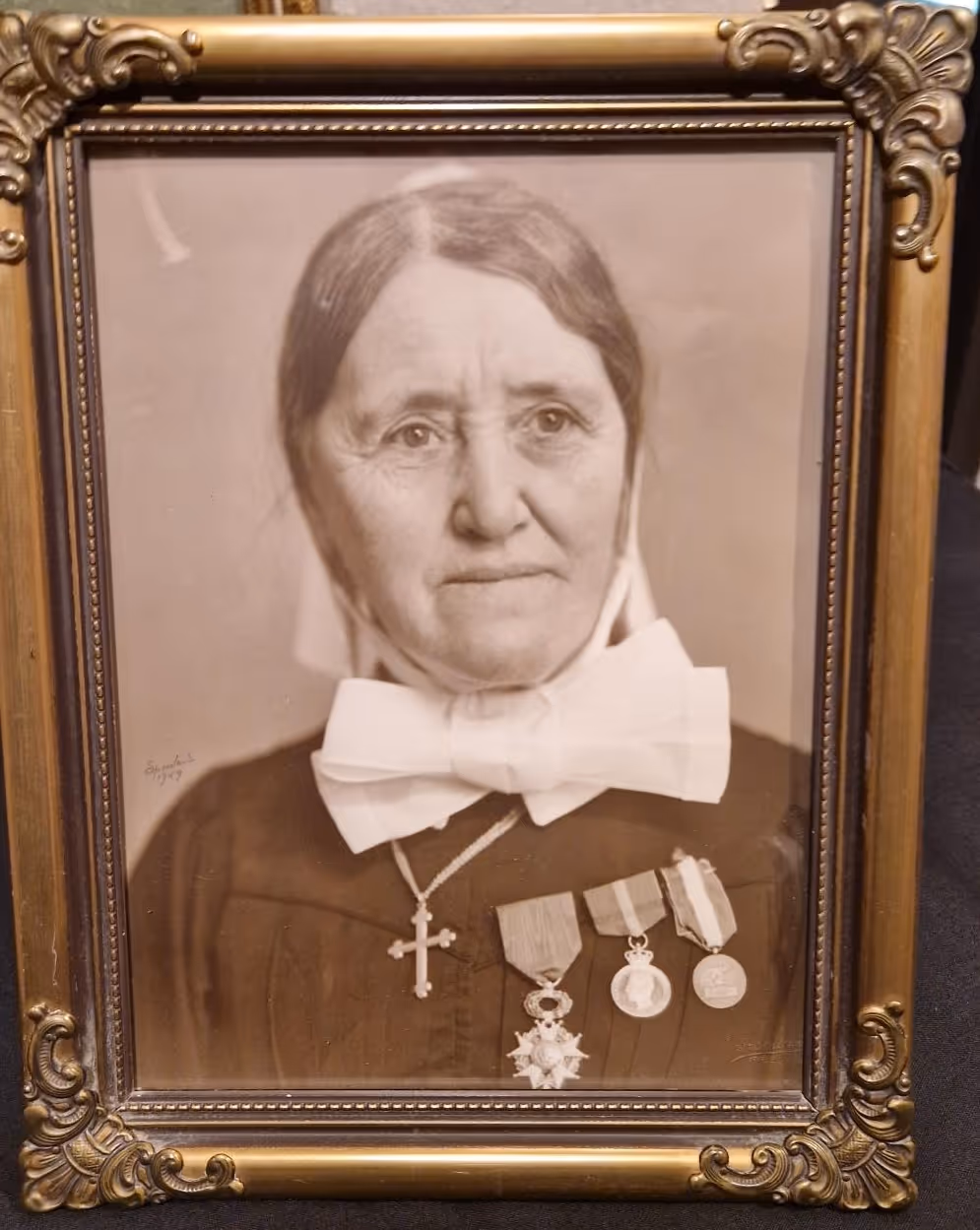 Bildet viser et innrammet bilde av Sina Løken.