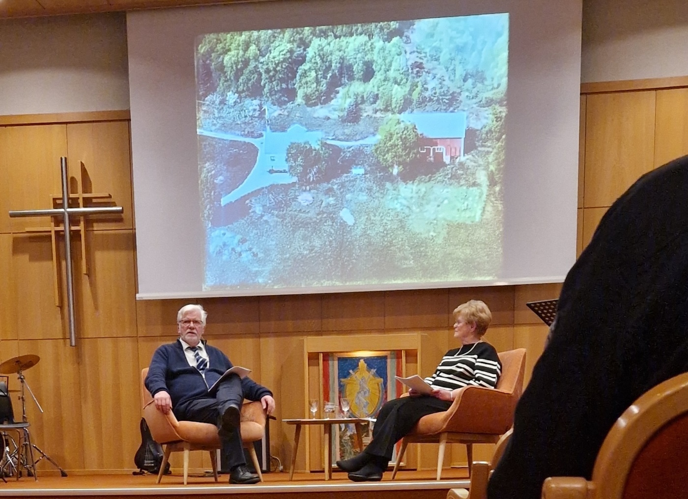 Bildet viser Lars Erik Nesset og Margrete Aannø som leia samlinga