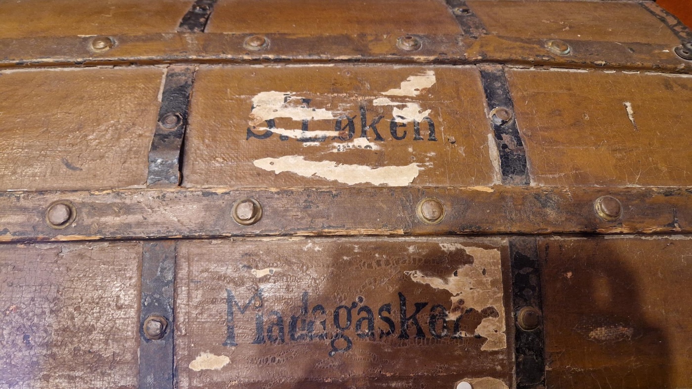 Bildet viser en misjonærkiste med S. Løken påskrevet