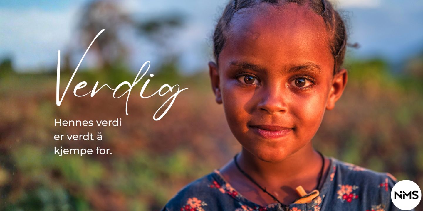 Bildet viser et nærbilde av ei jente osm ser rett inn i kameraet