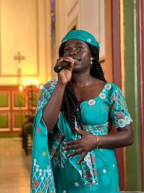 Bildet viser Sophie Meteke som synger i en mikrofon