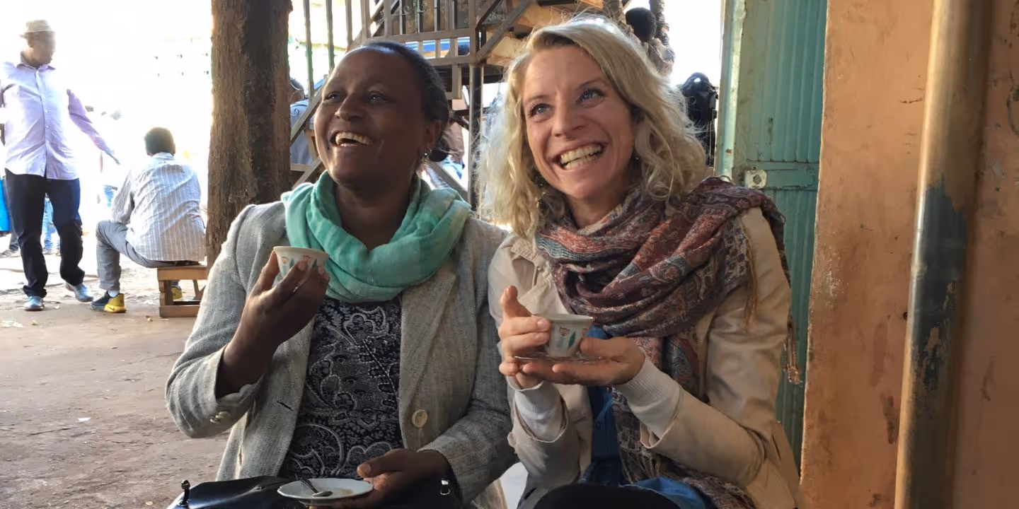 Bildet viser Marit Breen som drikker kaffe sammen med en kvinne
