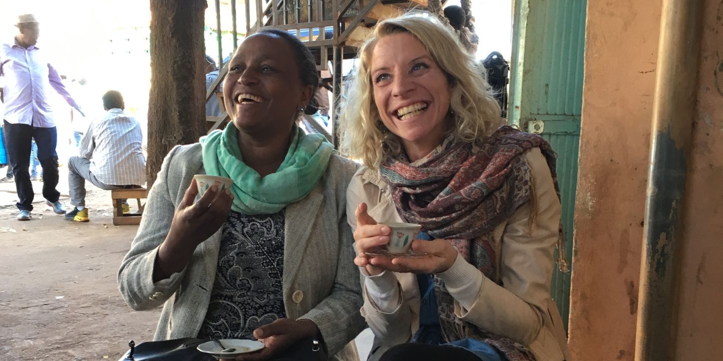 Bildet viser Marit Breen som drikker kaffe sammen med en kvinne