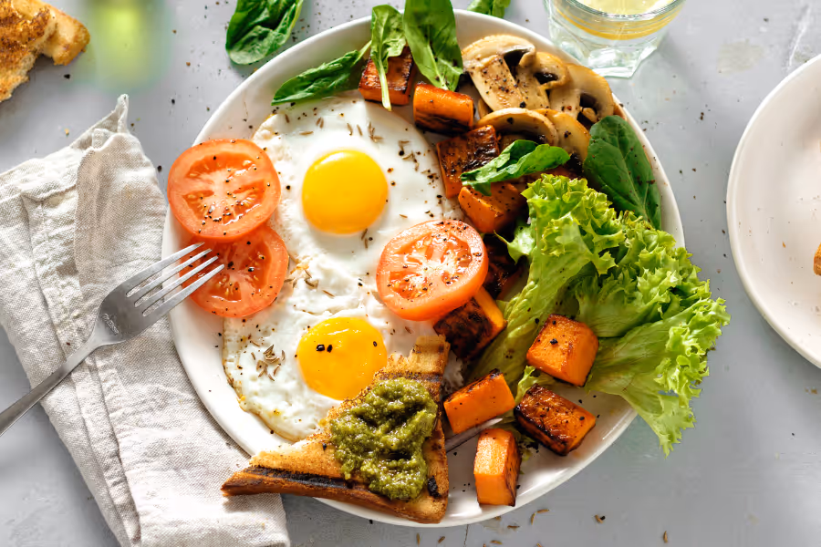 Bildet viser en tallerken med frokost