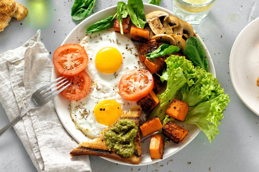 Bildet viser en tallerken med frokost