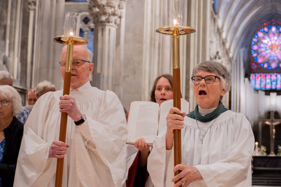 Bildet viser to personer under en festgudstjeneste i Nidarosdomen