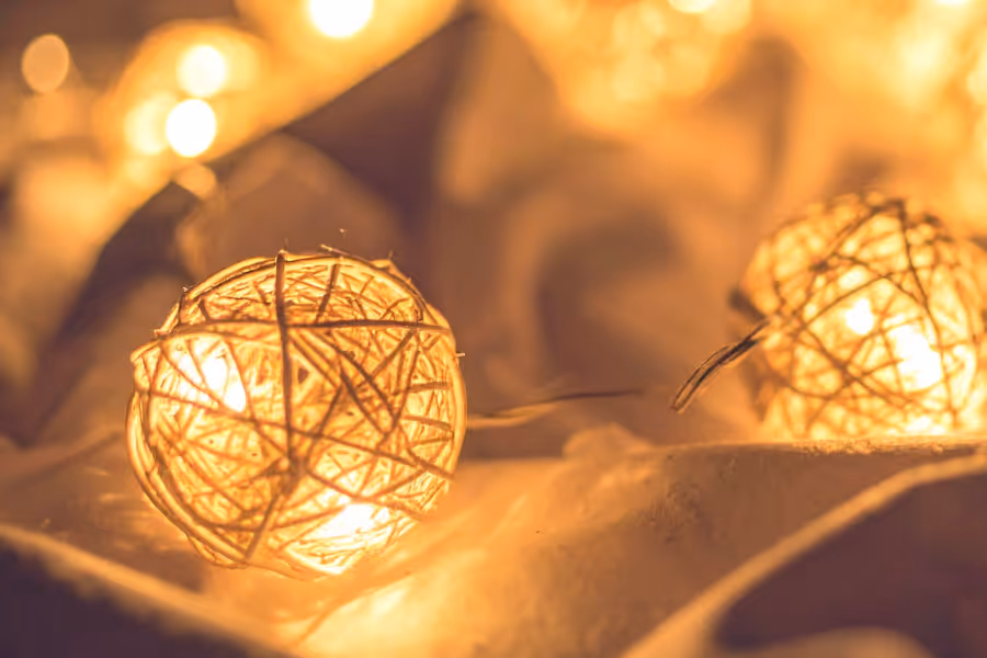 Bildet viser et nærbilde av to lyskuler, trolig liggende på et laken