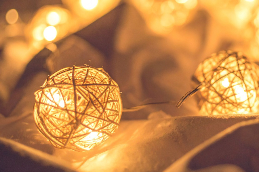 Bildet viser et nærbilde av to lyskuler, trolig liggende på et laken