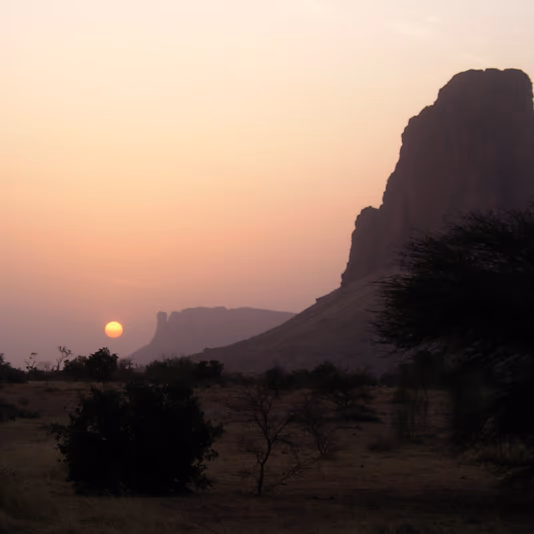 Bildet viser et bilde av et fjell i solnedgang