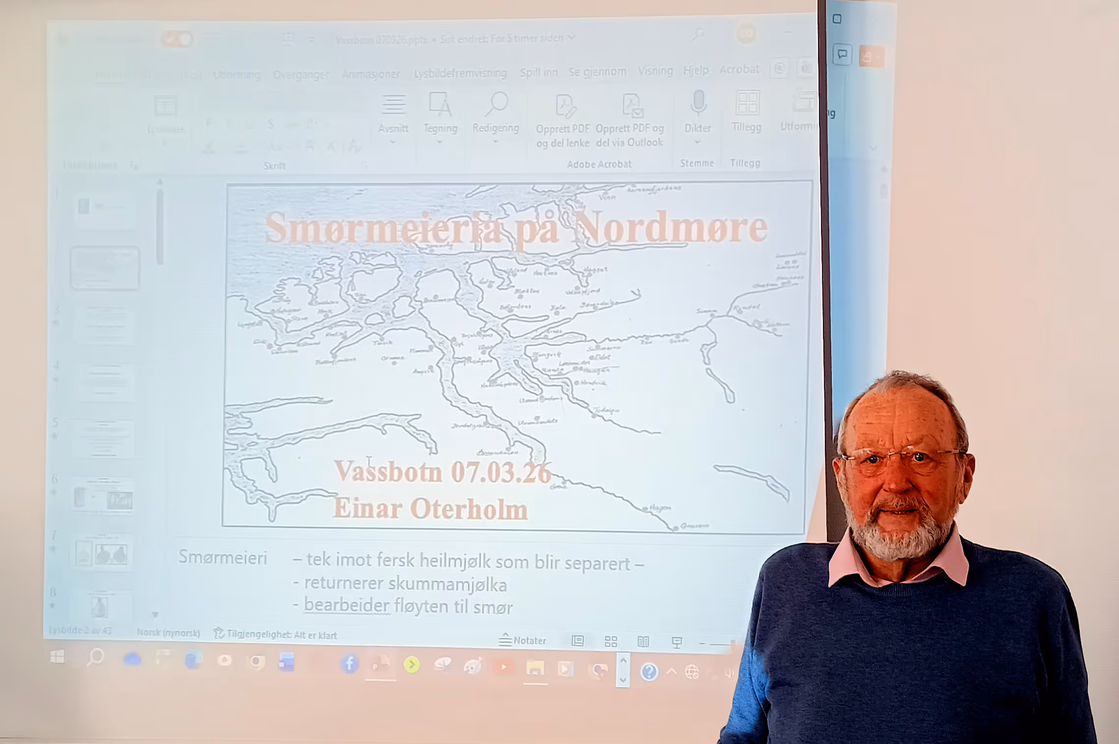 Bildet viser en person foran et projektorlerret