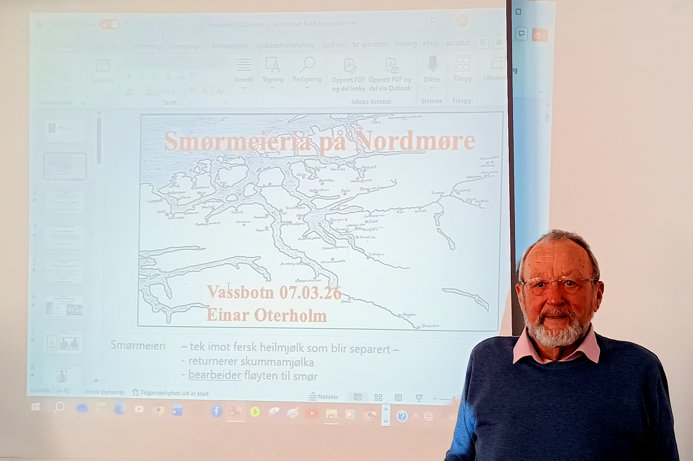 Bildet viser en person foran et projektorlerret