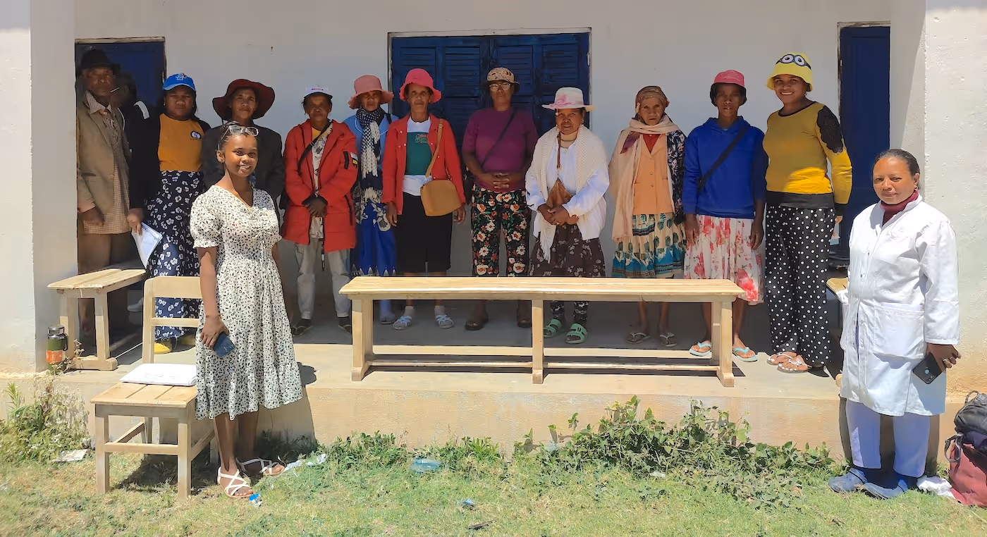 Gruppebildet viser prosjektledelsen i REMAFI-prosjektet under et oppfølgingsbesøk i Ambohitomponia