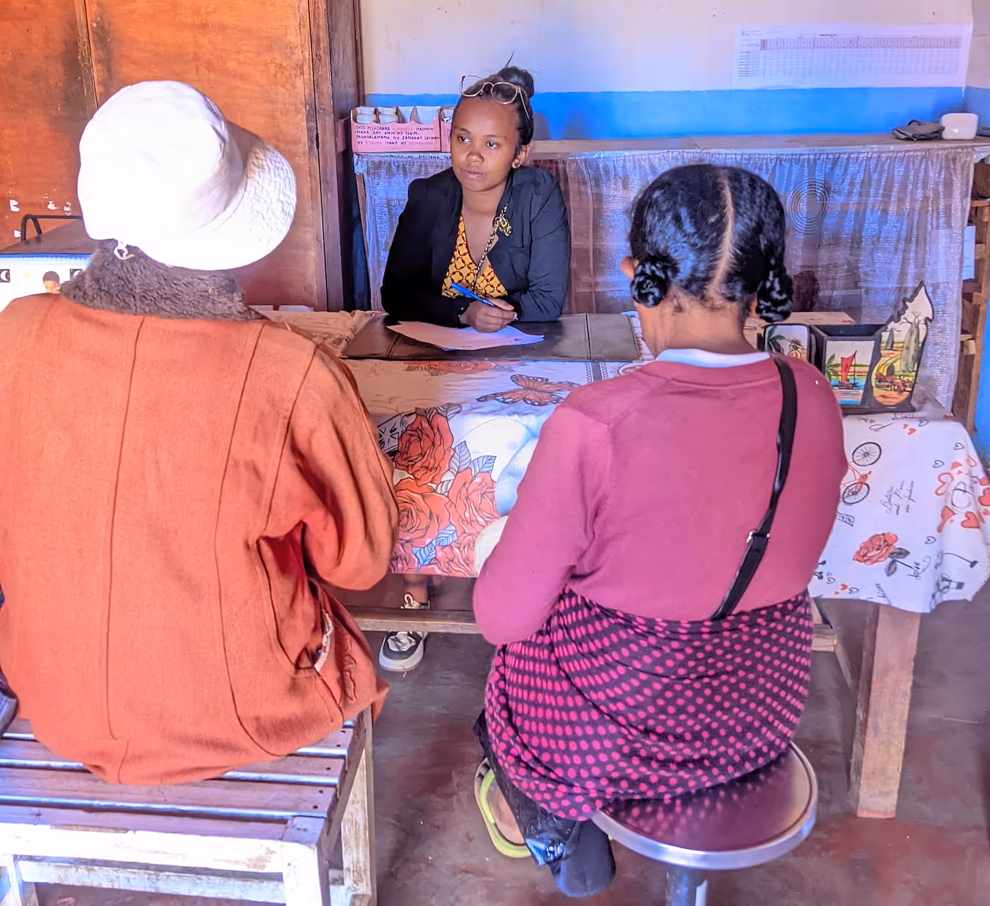 Bildet viser prosjektleder Fitiavana i samtale med to REMAFI-medlemmer