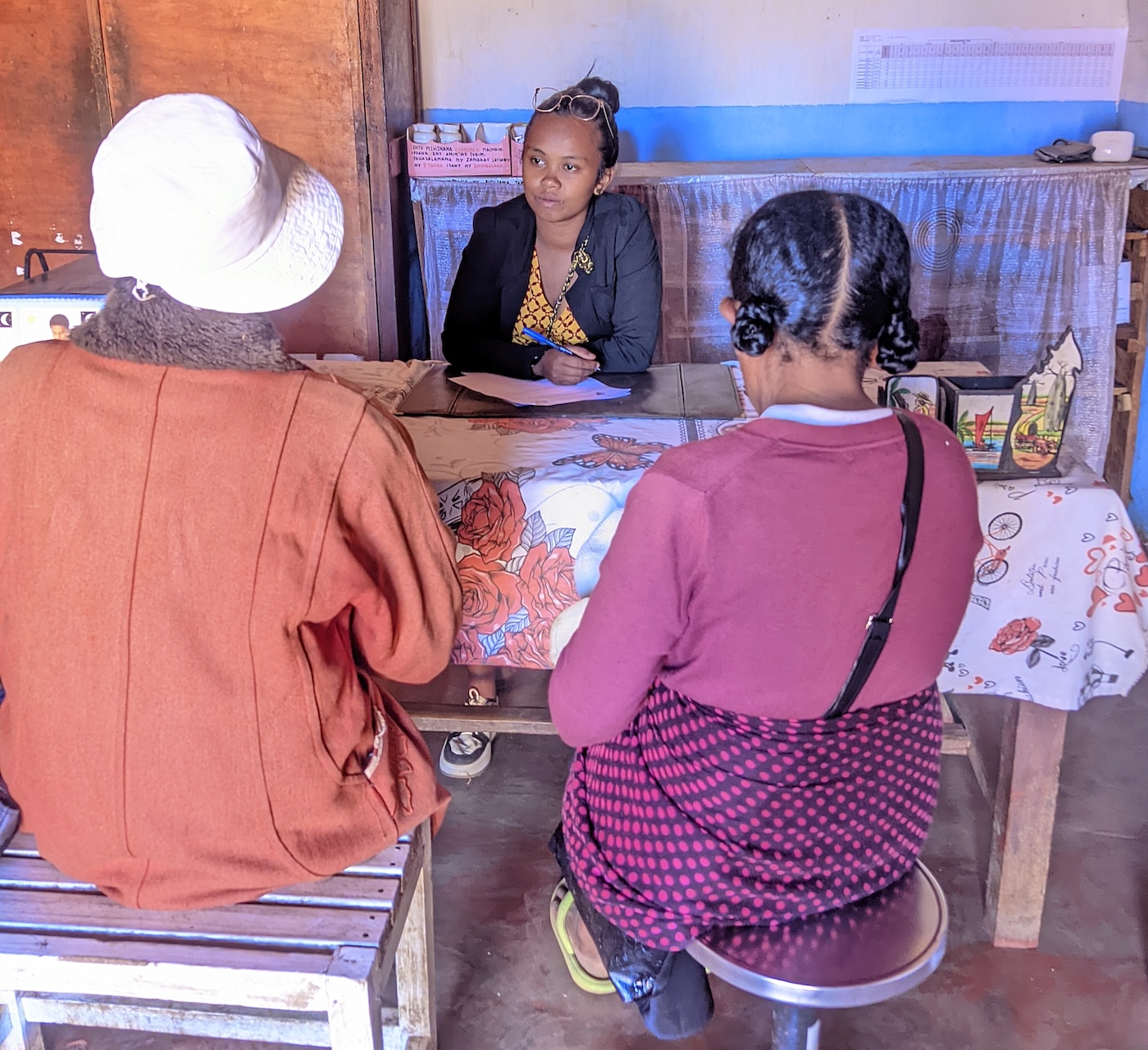 Bildet viser prosjektleder Fitiavana i samtale med to REMAFI-medlemmer