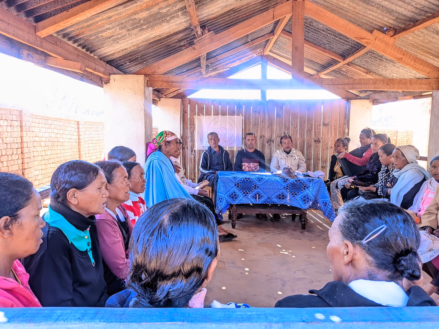 Bildet viser REMAFI-medlemmer samlet til et møte