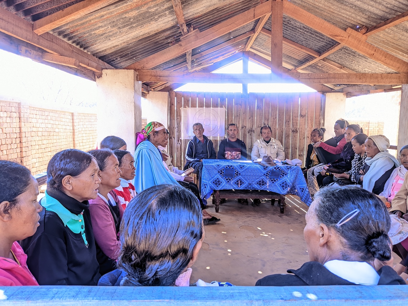 Bildet viser REMAFI-medlemmer samlet til et møte