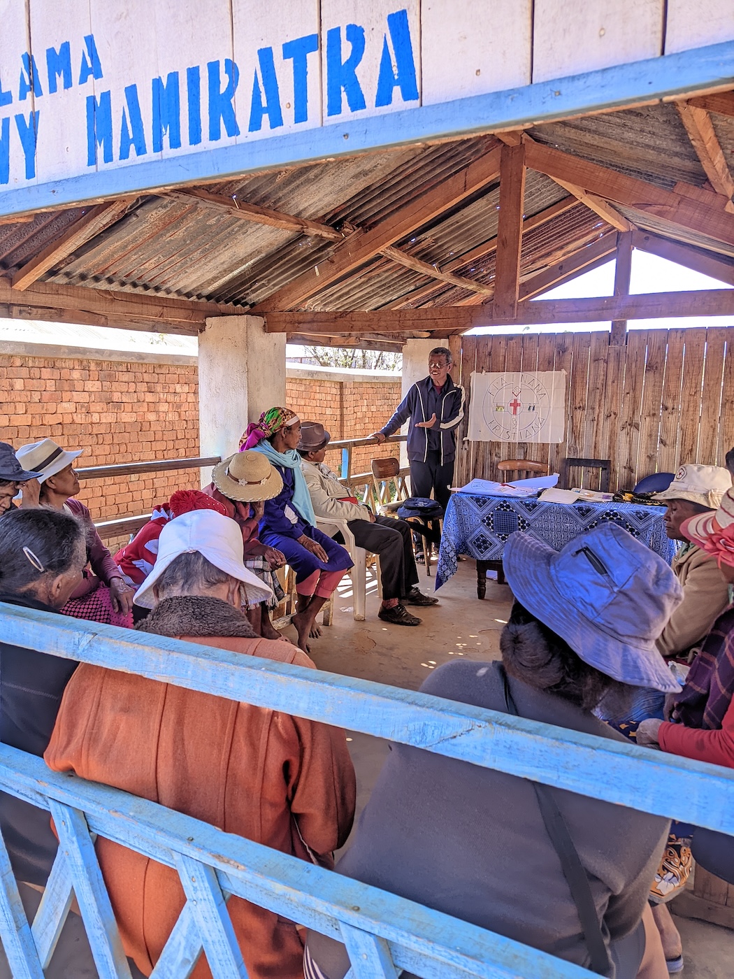 Bildet viser Zoky Tovo som evangeliserer