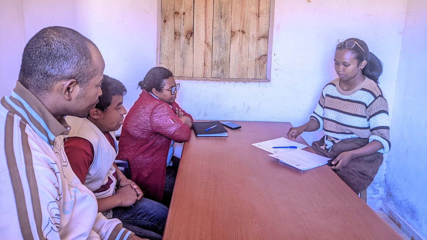 Bildet viser Fitiavana som drøfter REMAFI med tre helsearbeidere ved helseposten i Ambohitompoina