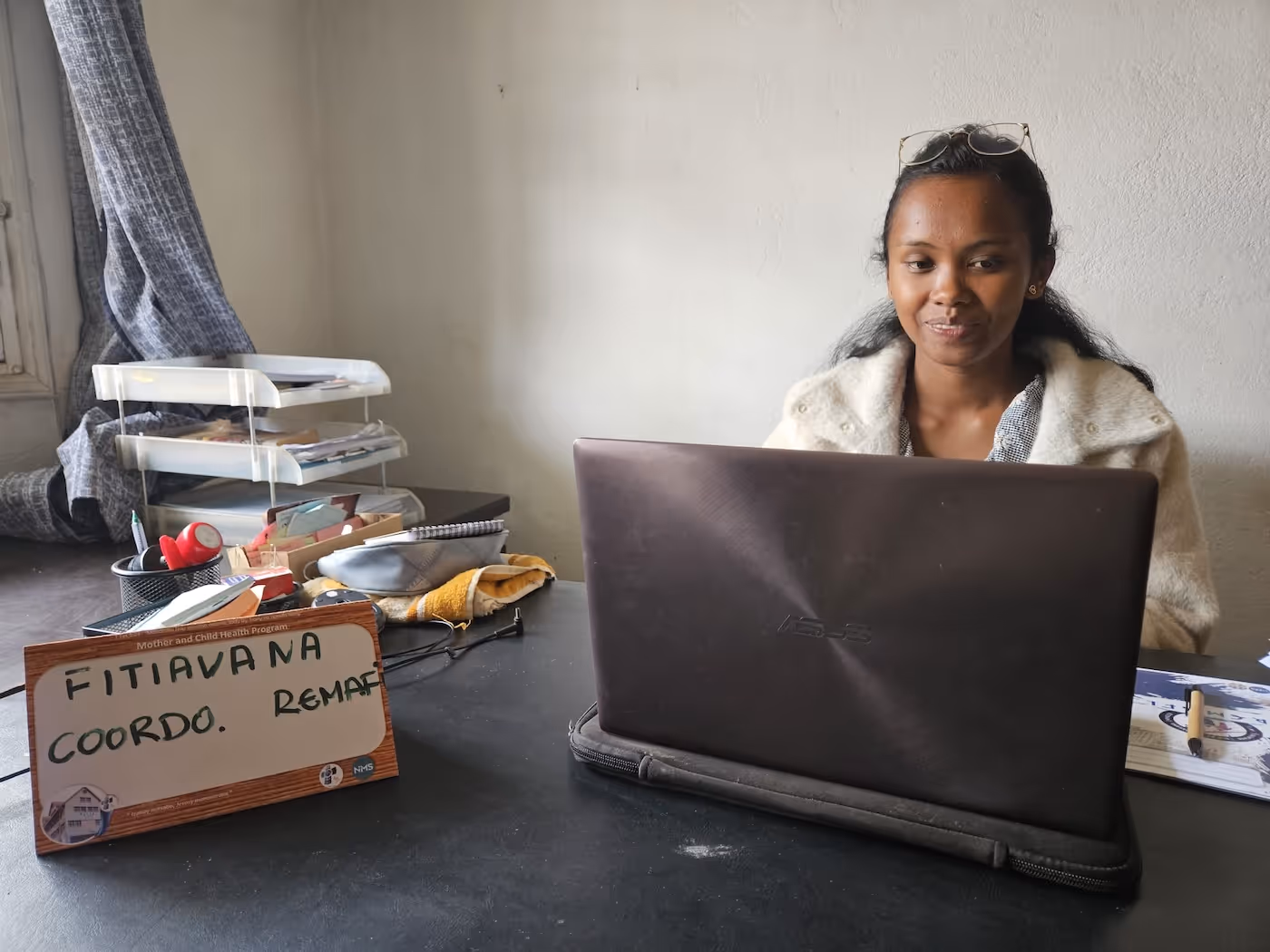 Bildet viser Fitiavana på kontoret sitt i Antsirabe