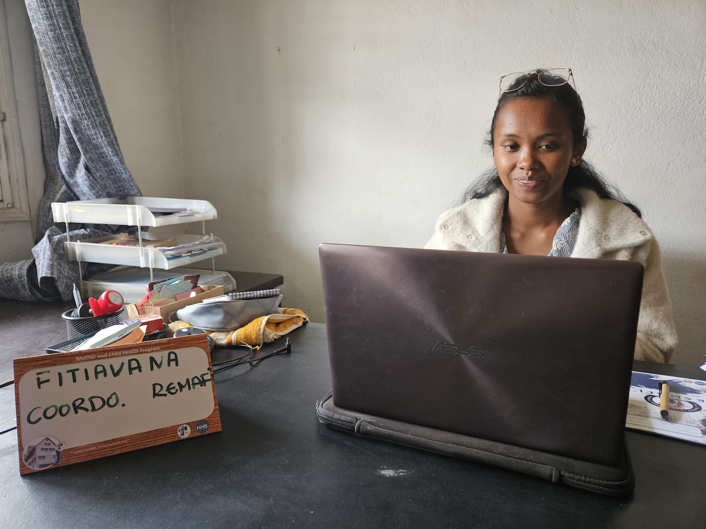 Bildet viser Fitiavana på kontoret sitt i Antsirabe 