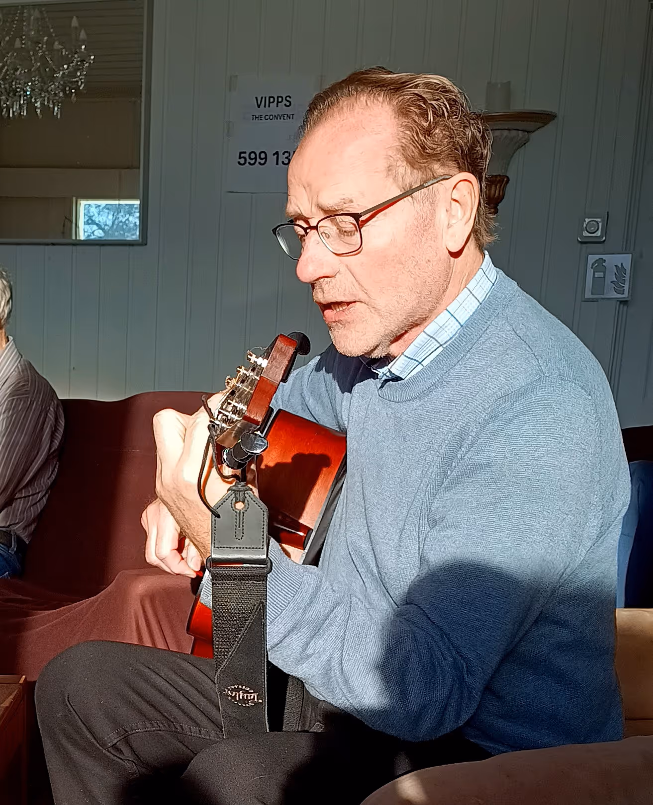 Bildet viser Magne Furuseth som spiller gitar