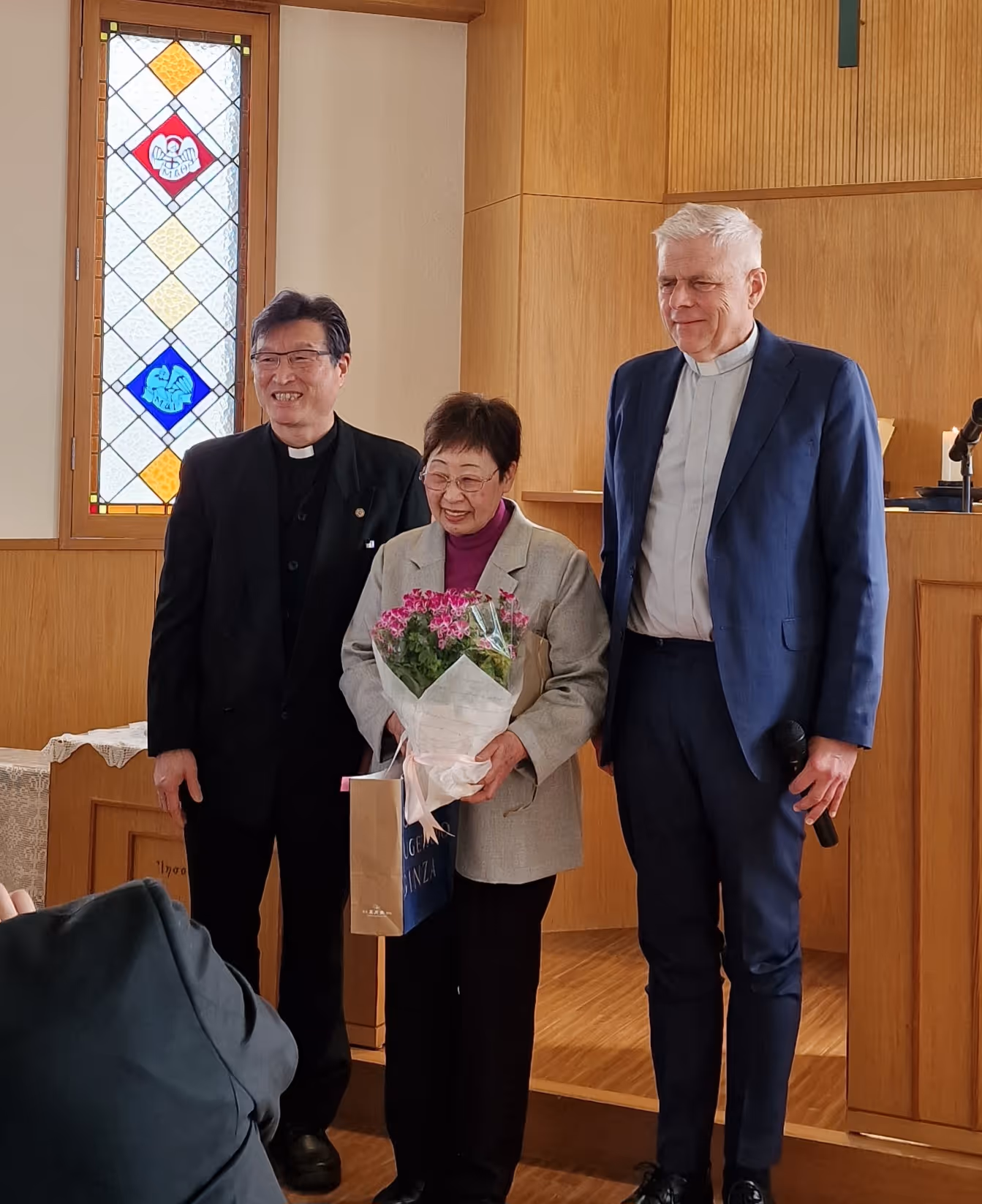 Bildet viser Yukiko Yamaoka Idland som blir takket av for lang tjeneste for NMS og Kinki Evangelisk-lutherske kirke i Japan