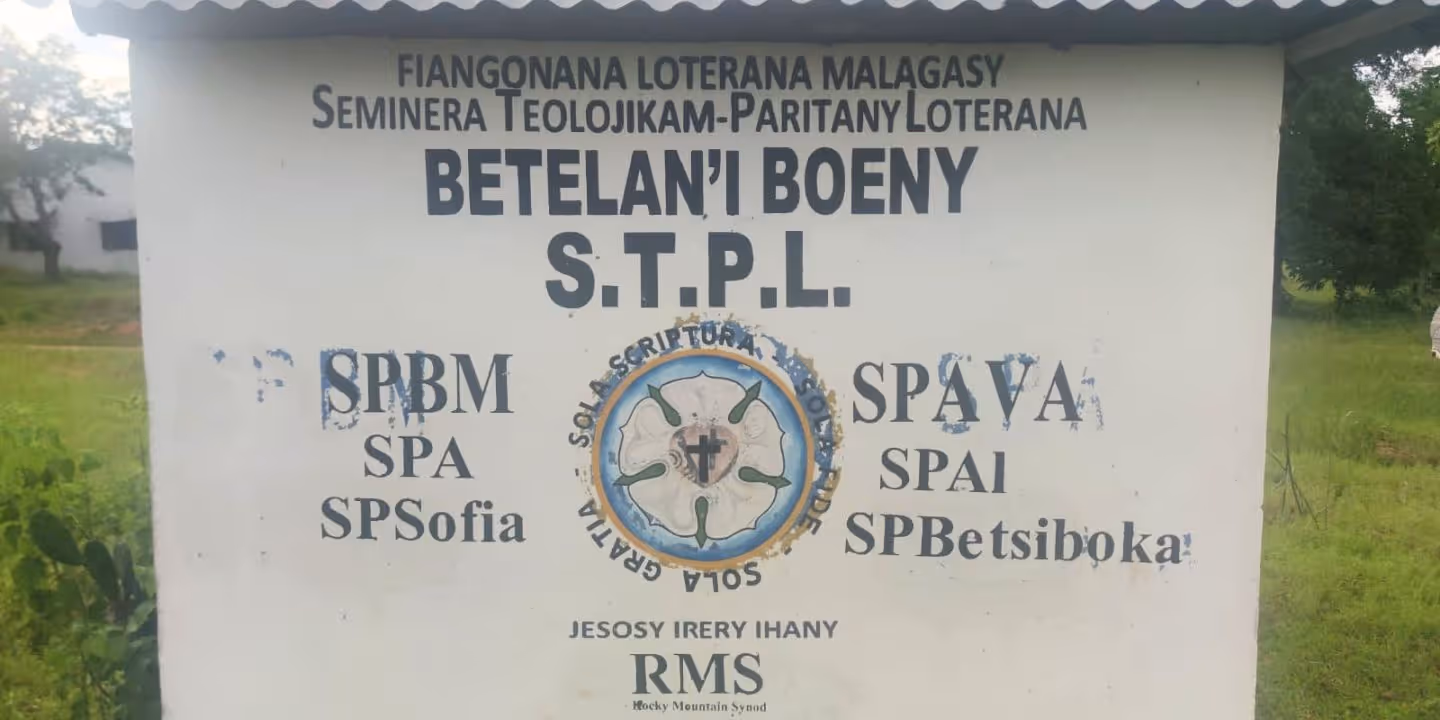 Bildet viser et skilt ved inngangen til Marovoay