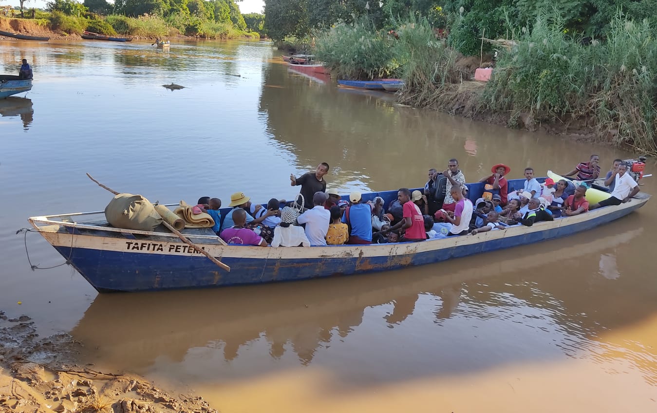 Bildet viser en båt som er full av mennesker