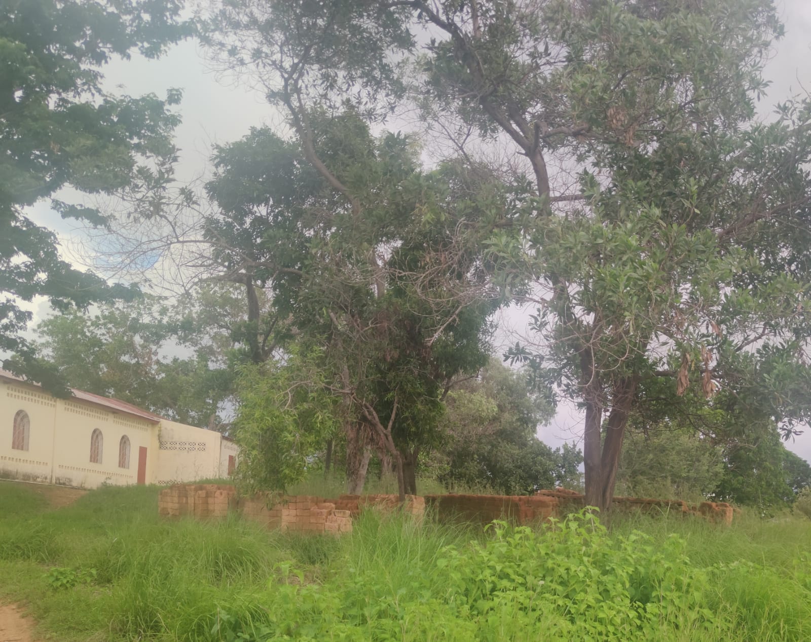 Bildet viser en stabel med murstein av lav kvalitet