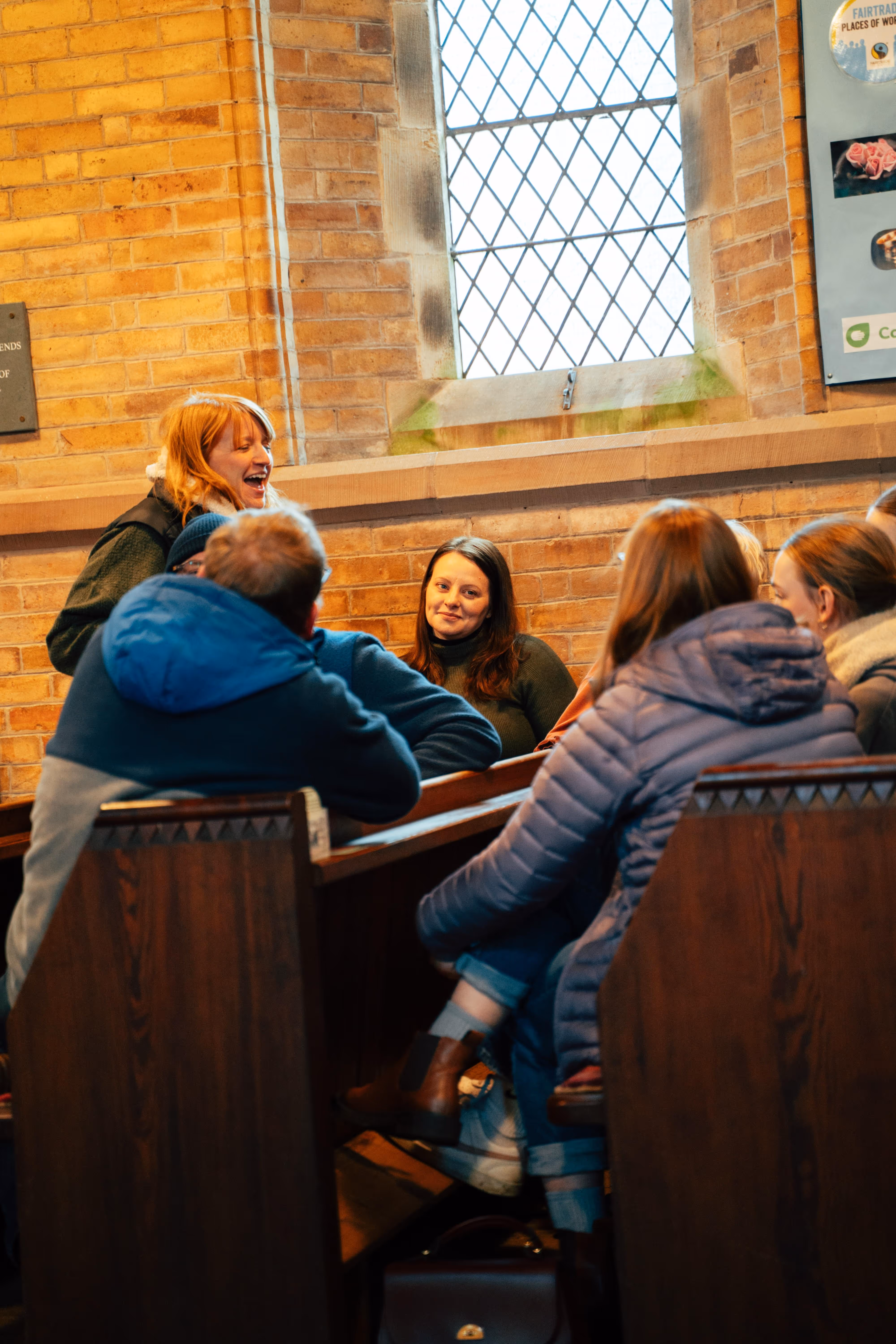 Bildet viser unge mennesker i samtaler i kirkebenken i St. Aidan's