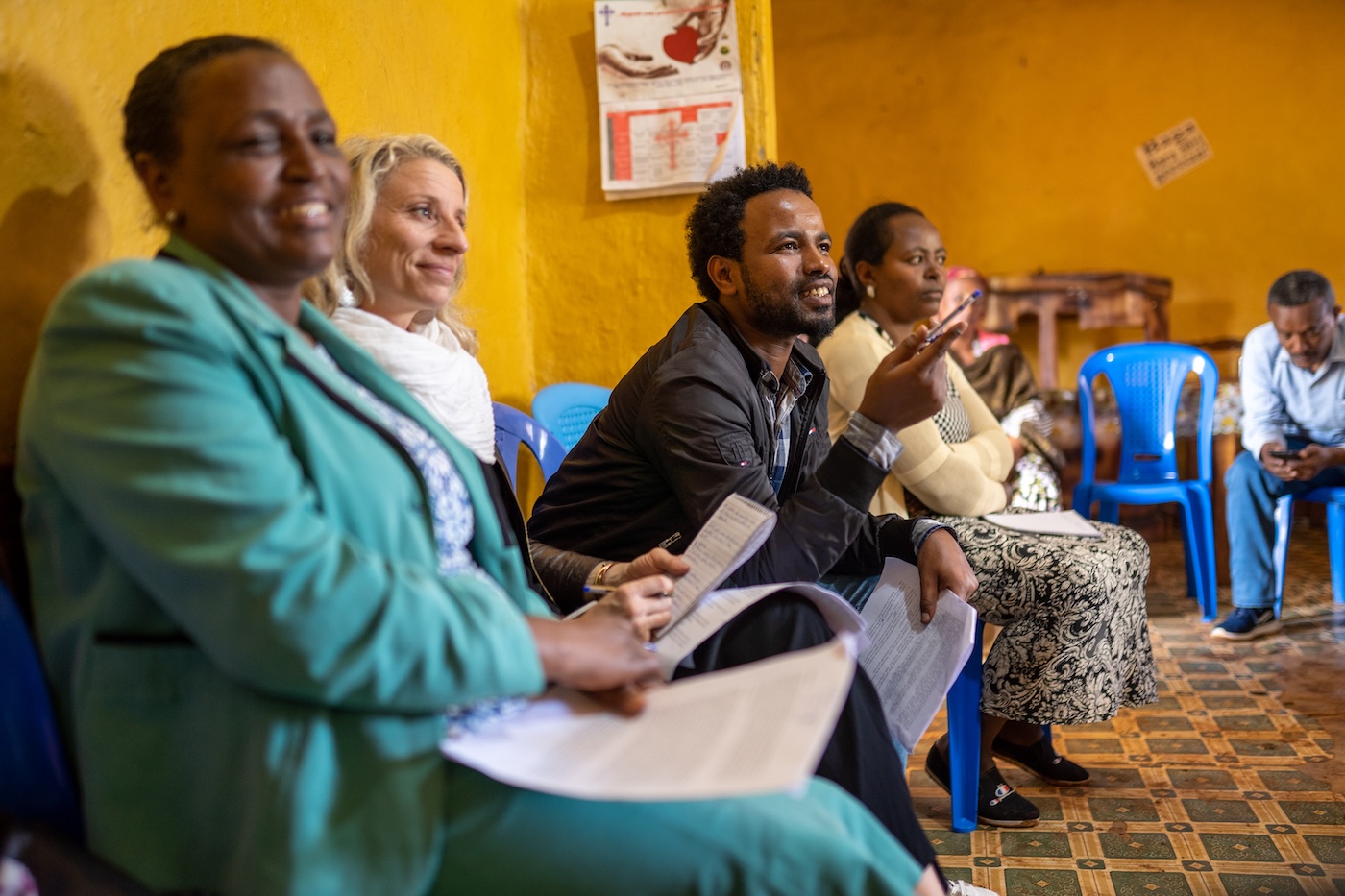 Bildet viser Marit Breen sammen med flere etiopiske kollegaer