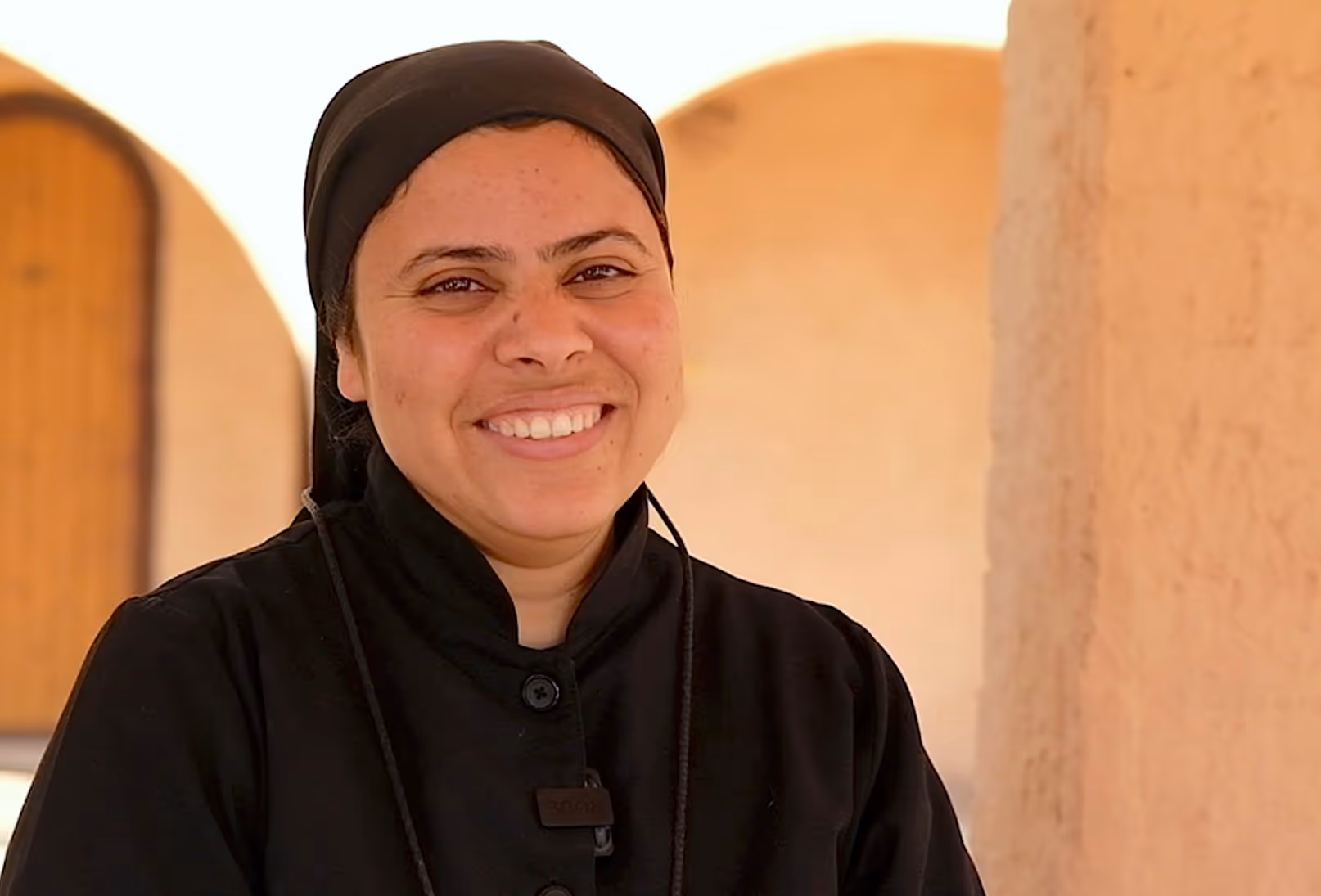 Bildet viser et nærbilde av søster Marina ved Anafora retreatsenter i Egypt