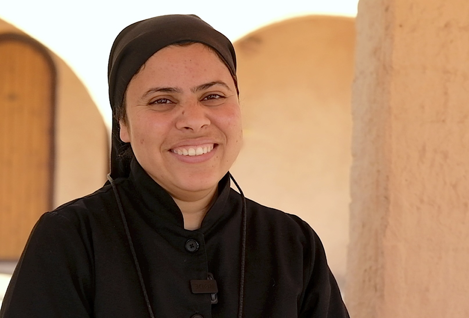 Bildet viser et nærbilde av søster Marina ved Anafora retreatsenter i Egypt