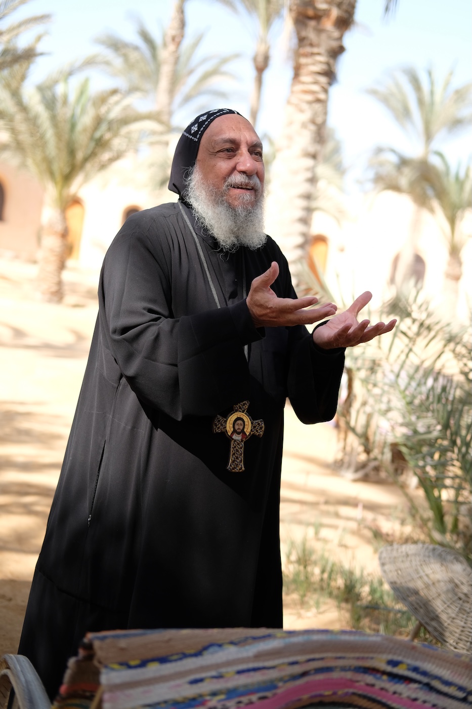 Bildet viser et nærbilde av biskop Thomas ved Anafora retreatsenter i Egypt