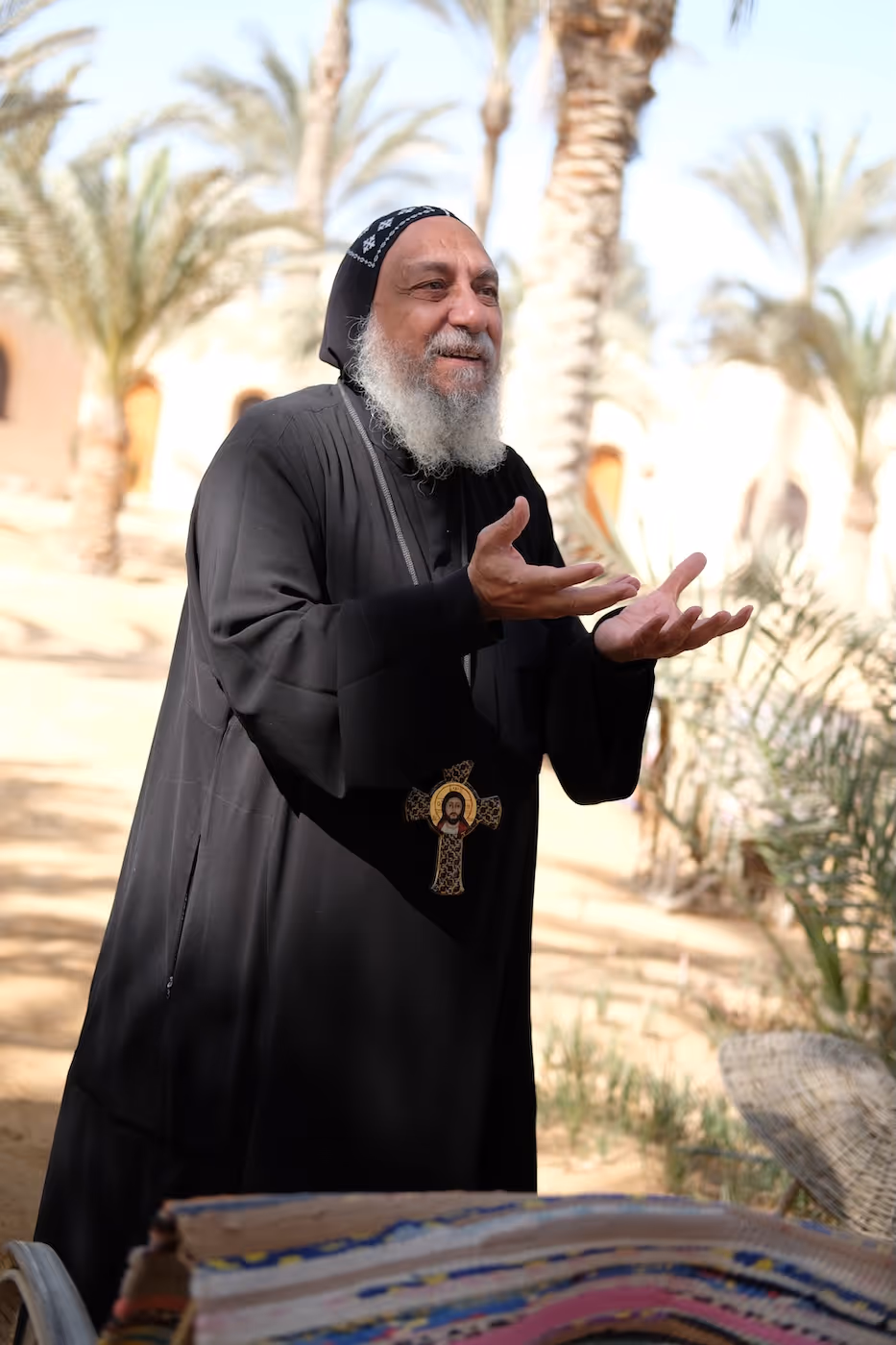 Bildet viser et nærbilde av biskop Thomas ved Anafora retreatsenter i Egypt
