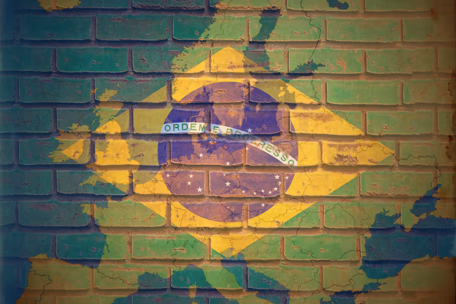 Bildet viser et kart over Europa med et Brasil-flagg i forgrunnen