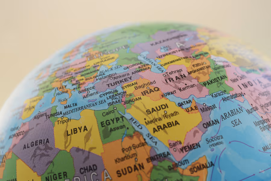 Bildet viser et utsnitt av en globus som viser områdene Vest-Afrika, Midtøsten og Nord-Afrika