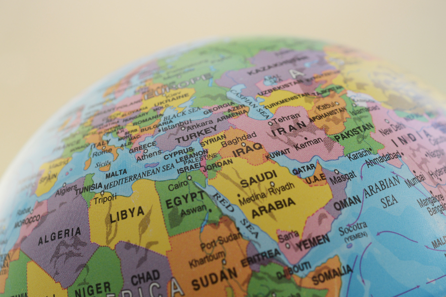 Bildet viser et utsnitt av en globus som viser områdene Vest-Afrika, Midtøsten og Nord-Afrika