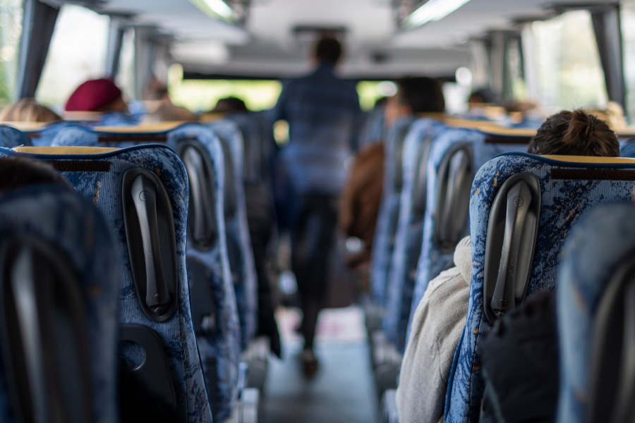 Bildet viser busseter fotografert fra midtgangen i en buss