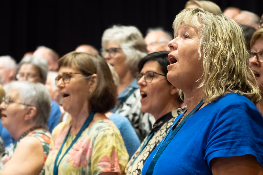 Bildet viser syngende deltakere på et korseminar